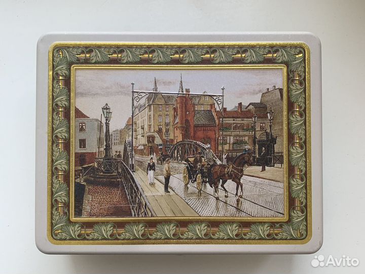 Жестяная коробка из под чая с маленькими баночками