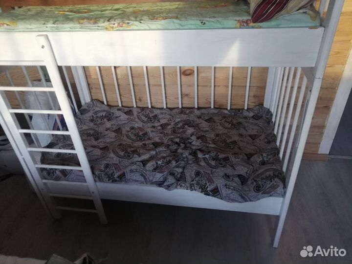 Двухъярусная кровать с матрасами