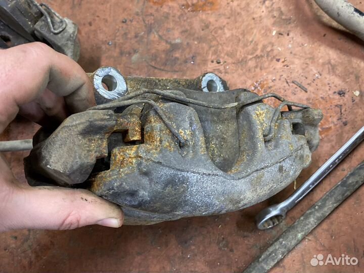 Шкода Рапид передние суппорта в сборе