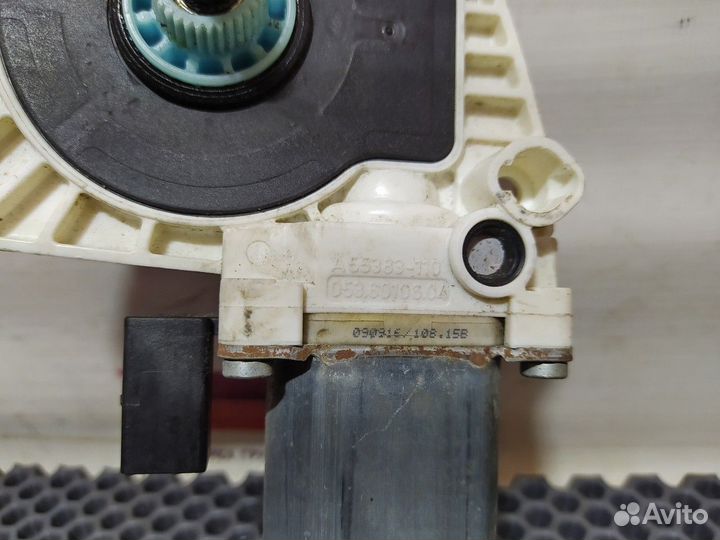 Моторчик стеклоподъемника правый