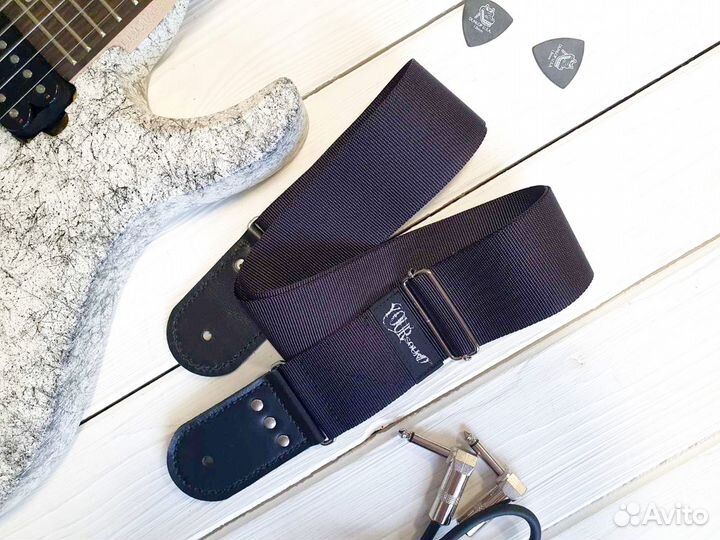 Чёрный гитарный ремень, ручная работа