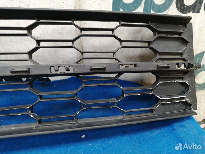 Решетка переднего бампера - центральная 5E0 853