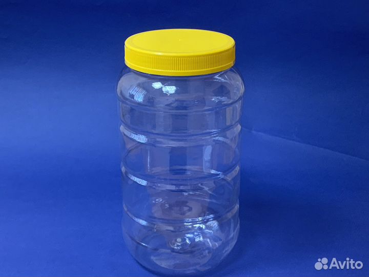 Пластиковые банки с крышкой