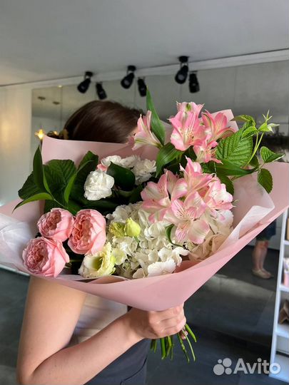 Букет из фермерских цветов с гортензией