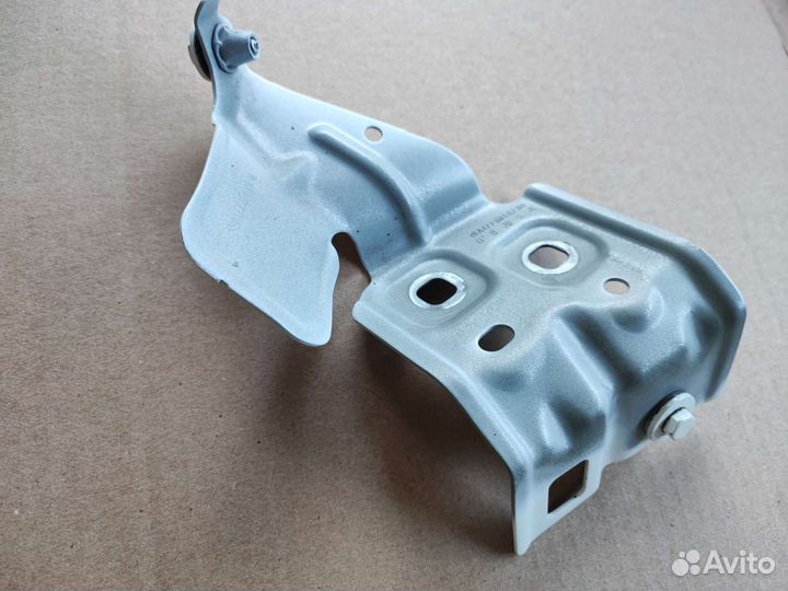 Кронштейн переднего правого крыла Mercedes W177