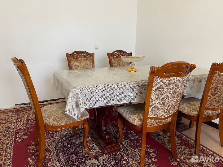 Стол со стульями