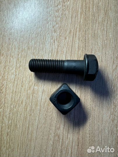 Болт и Гайка на траки асфальтоукладчика Dynapac
