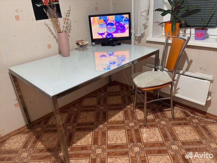 Стол металический с стеклянной крышкой