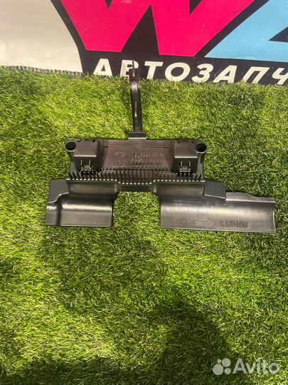 Кронштейн (крепление) правый Tesla Model Y 2023