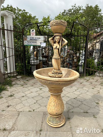 Фонтан Девушка с чашей на голове