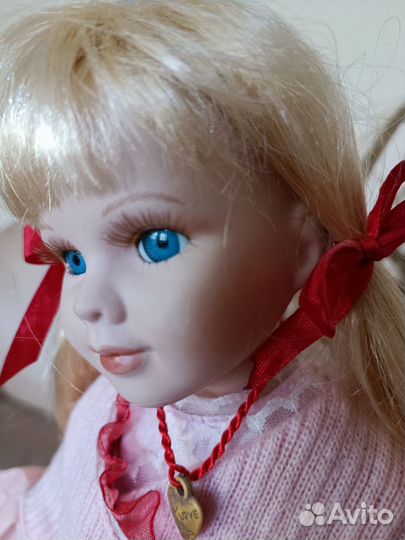 Кукла фарфоровая