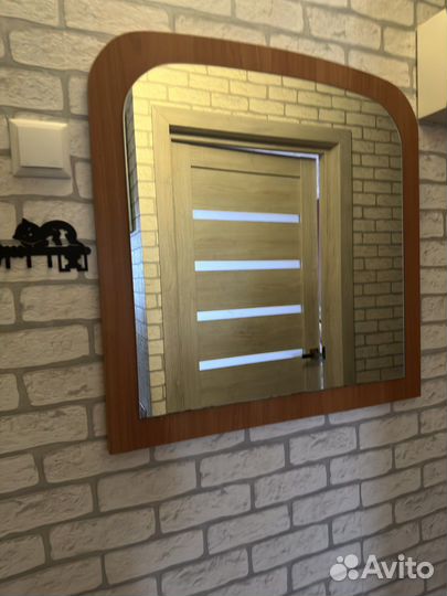 Зеркало в деревянной раме