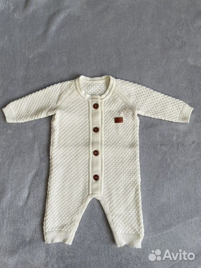 Комбинезон, шапочка,пинетки,два пледа Loomknits 0+