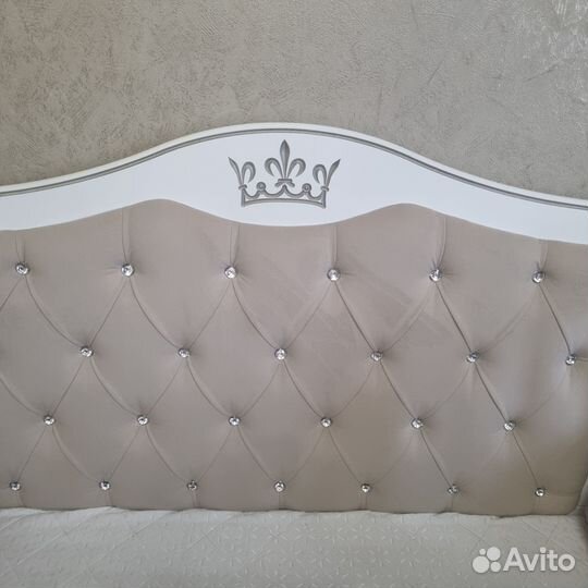 Детская кроватка с маятником и ящиком