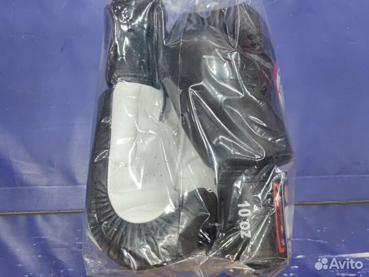 Боксёрские перчатки фирмы twins