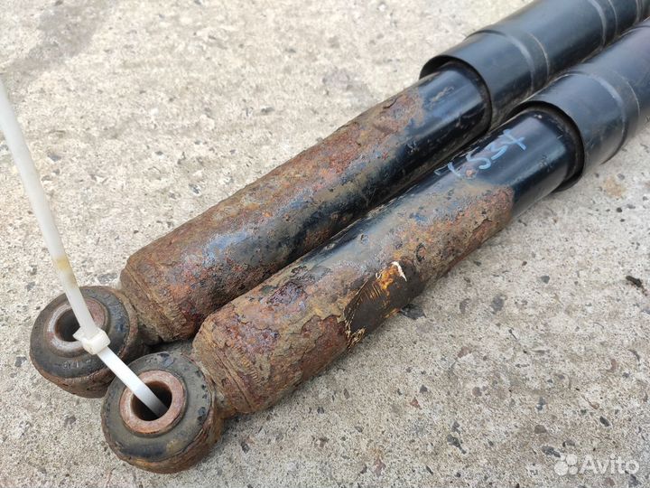 Амортизаторы задние на Opel Zafira B