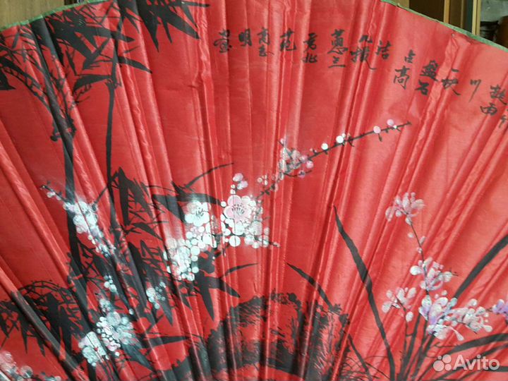 Веер огромный красный