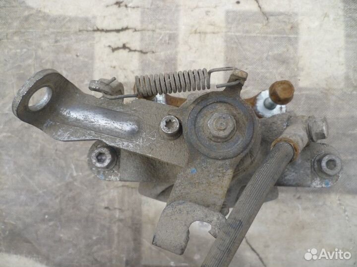 Мазда 3 Суппорт задний левый