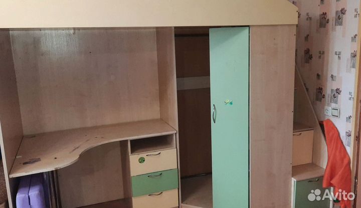 Детская кровать чердак со столом и шкафом бу