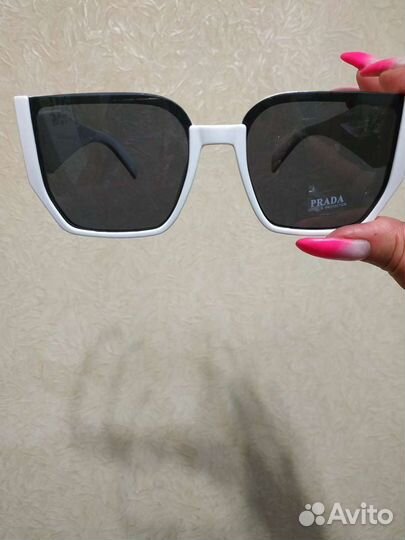 Солнцезащитные очки Prada