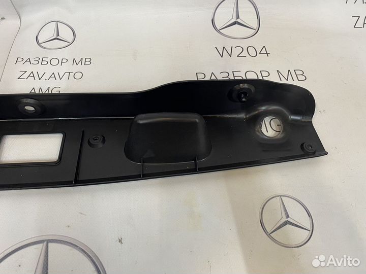 Накладка замка крышки багажника Mercedes W204