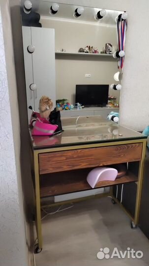 Гримерное зеркало с лампочками