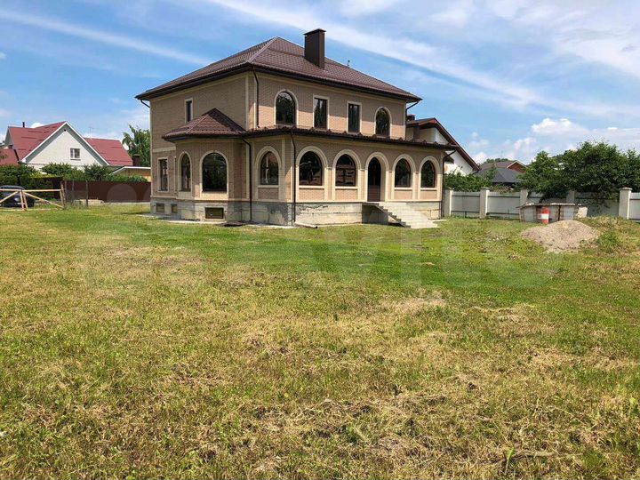 Дом 471 м² на участке 15 сот.