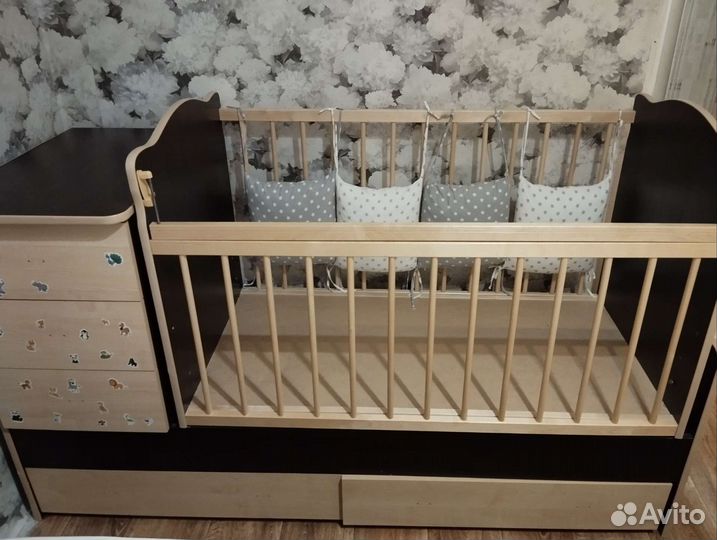 Детская кроватка с маятником и ящиком