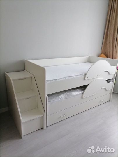 Двухъярусная кровать с пружинными матрасами