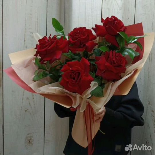 Букет из розы и Гипсофилы с рускусом Доставка