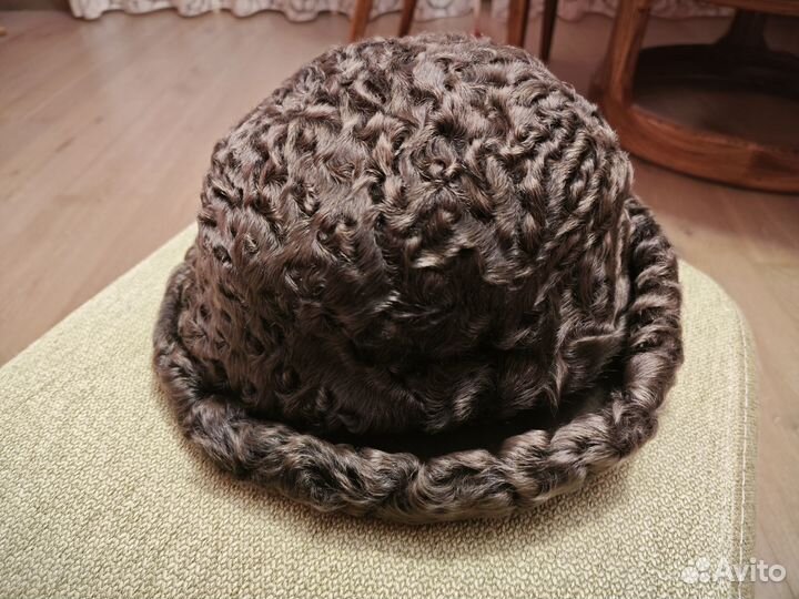 Шляпа из каракуля с отворотом