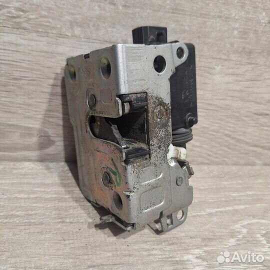 Замок двери задний правый Renault Sandero 1