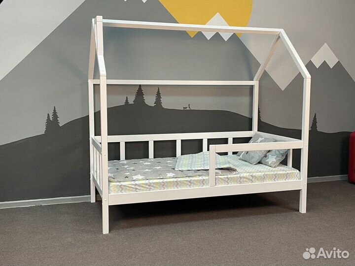 Детская кроватка домик с крышей из дерева