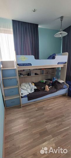 Кровать двухьярусная с полкой