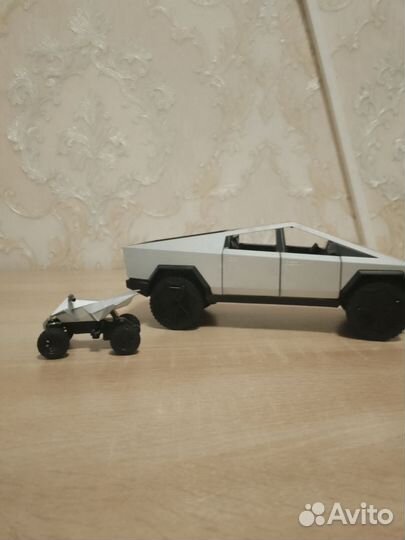 Игрушечная машина Tesla Cybertruck