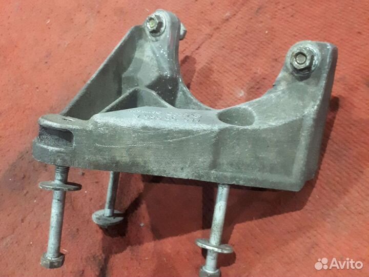 Левый кронштейн двигателя ауди а6 с4