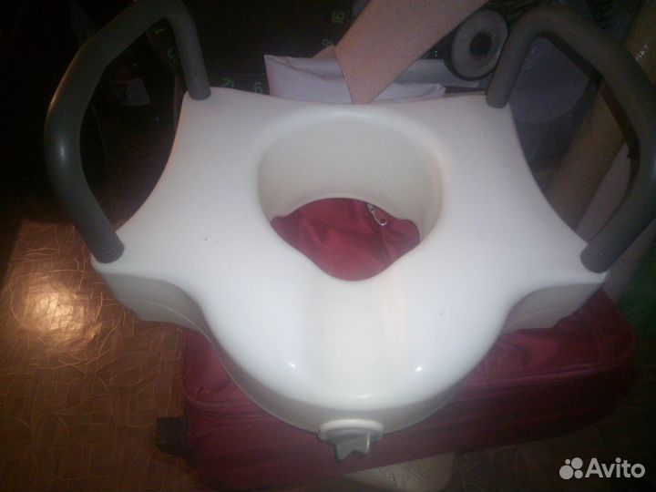 Насадка на унитаз с поручнем