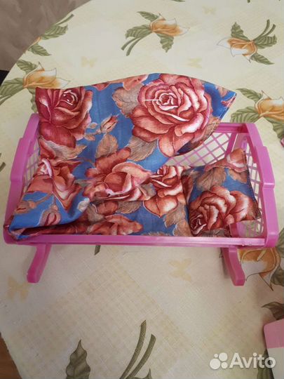 Кроватка для куклы с постельными принадлежностями