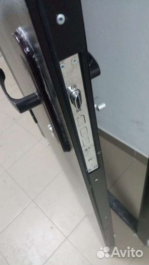 Дверь входная металлическая б/у