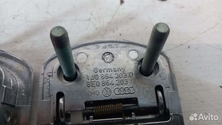 Ручка пола багажника Volkswagen Toureg 1