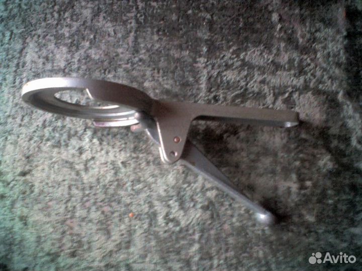 Приспособление для снятия металлических крышек