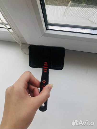 Щетка для вычесывания шерсти кошек и собак