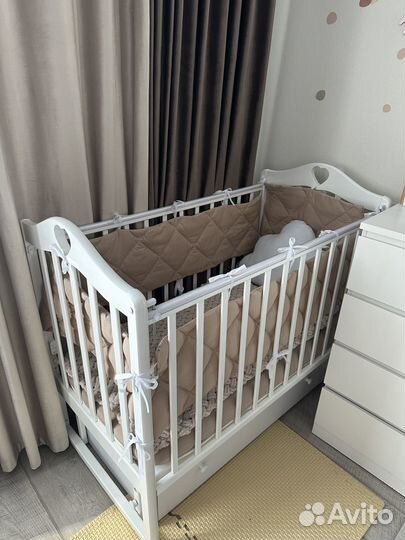 Детская кроватка с маятником белая 