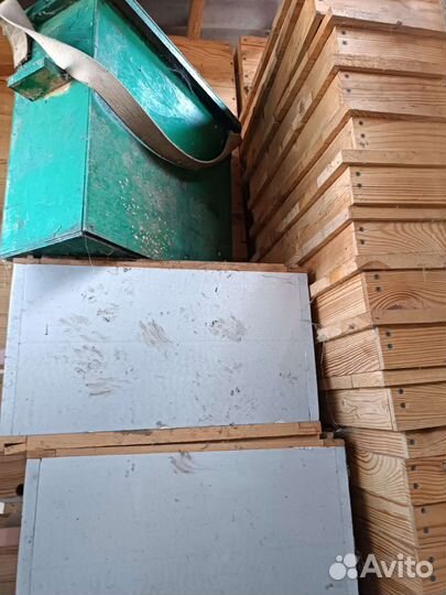 Ульи и пчелиный инвентарь