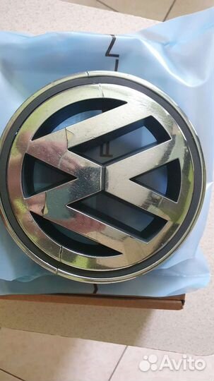 Знак на решетку радиатора VW