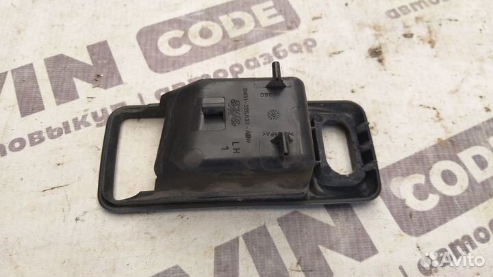 Накладка внутренней ручки левая Ford Kuga 1