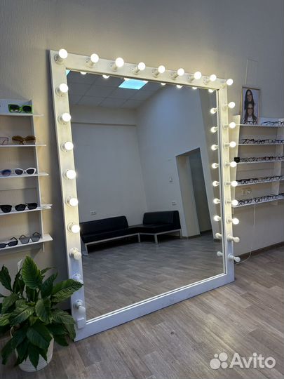 Гримерное зеркало с лампочками