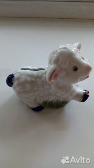 Статуэтки, фигурки, копилка, подсвечники