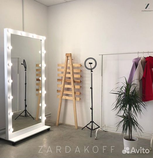 Гримерное зеркало с подсветкой