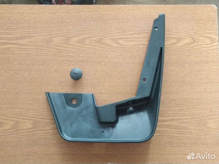 Брызговик передний левый Рено Логан, Лада Ларгус